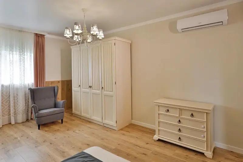 Двухкомнатные апартаменты с кухней и балконом